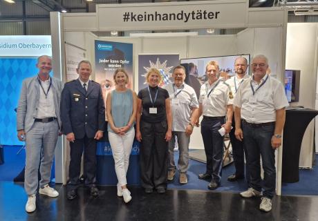 Bild vom Messestand mit Vertretern von Polizei, Weißer Ring, Justiz und Landratsamt Neumarkt i.d.OPf.